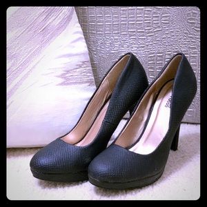 Black Pumps